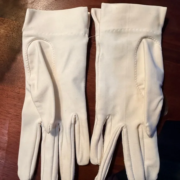 Vintage Aris Isotoner Ladies Fancy White Gloves One Size - Picture 2 of 4